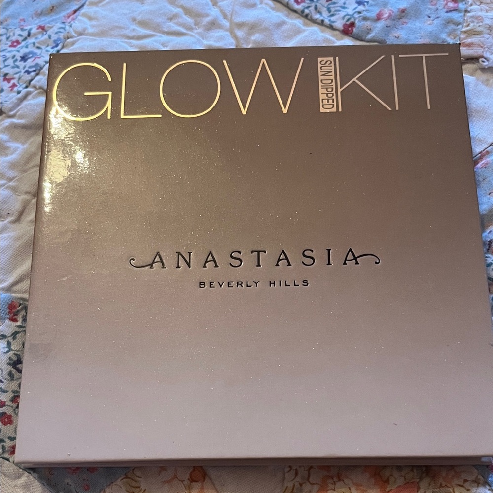 Anastasia Beverly Hills Sun Dipped Glow Kit in Gold and Beige